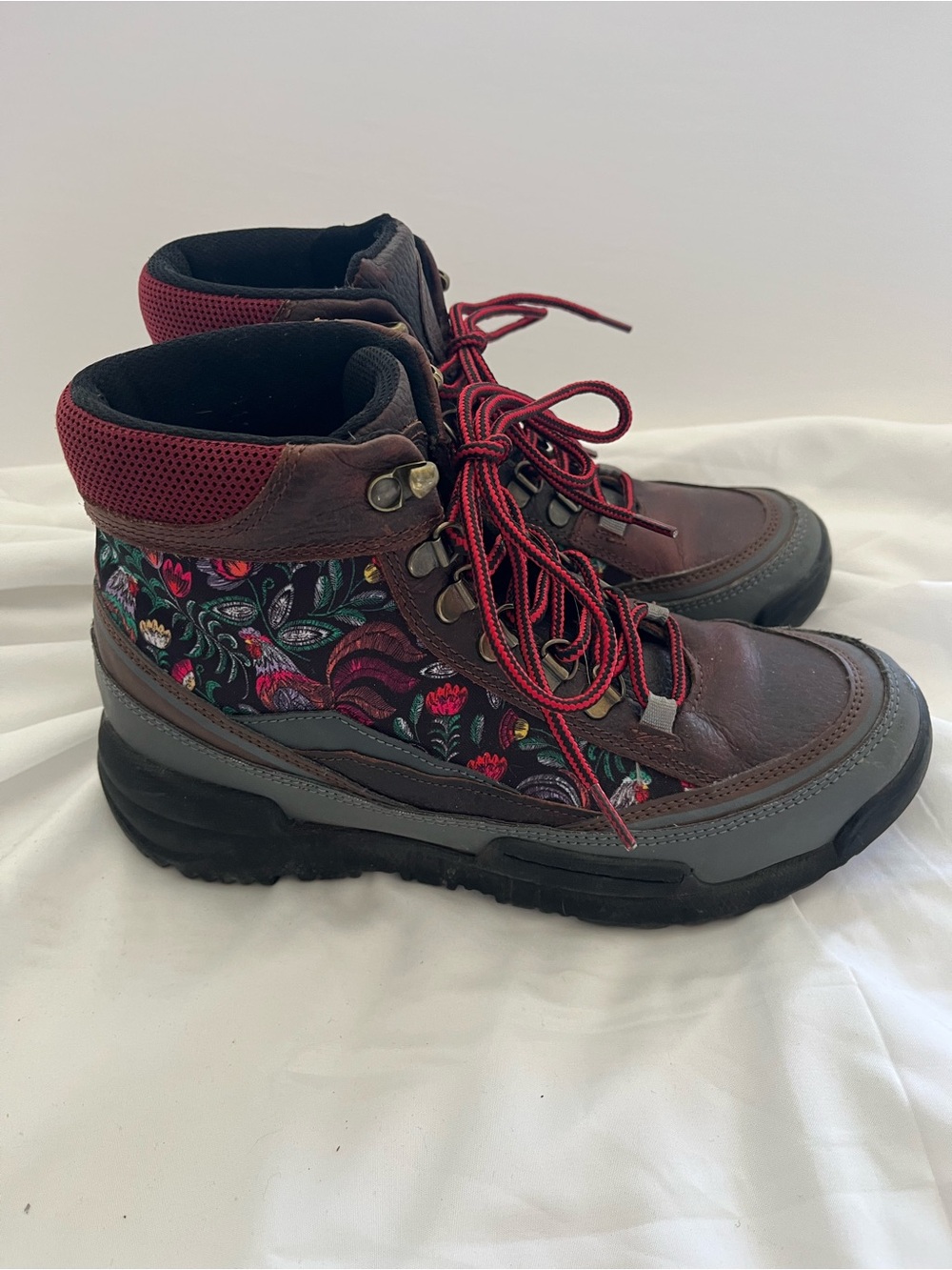 Inkkas Women’s Brown Leather Hiking Boots with Roosters and Red Laces Size 9 EUC